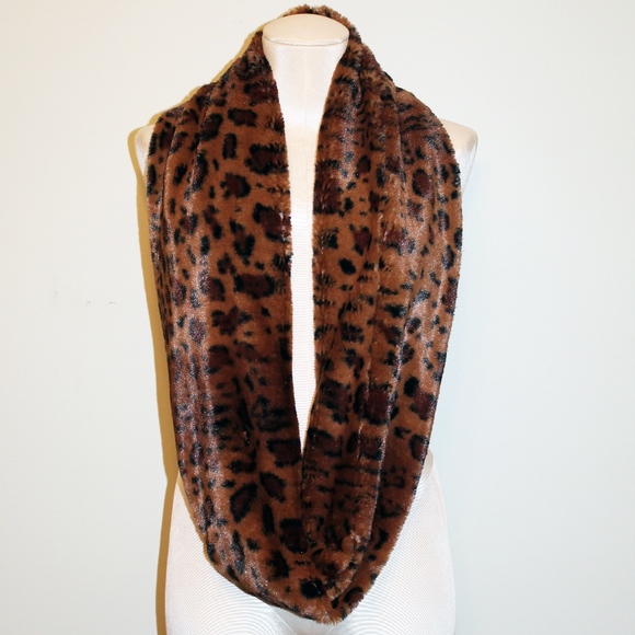 Leopard Infinity Scarf - Picture 1 of 4
